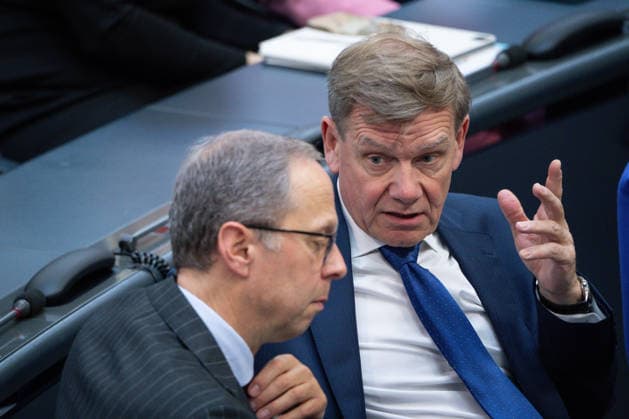 German Bundestag, 80th plenary session Dr. Johann David Wadephul, Federal Minister of Foreign Affairs in conversation with Hendrik Hoppenstedt CDU in plenary at the 80th session of the German Bundestag in Berlin, 21 05 2026