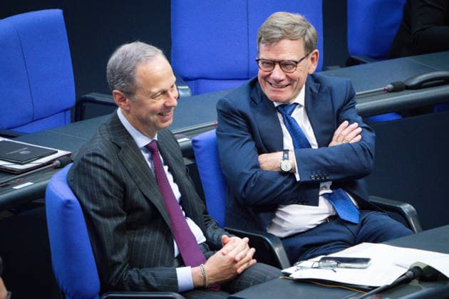 German Bundestag, 80th plenary session Dr. Johann David Wadephul, Federal Minister of Foreign Affairs in conversation with Hendrik Hoppenstedt CDU in plenary at the 80th session of the German Bundestag in Berlin, 21 05 2026
