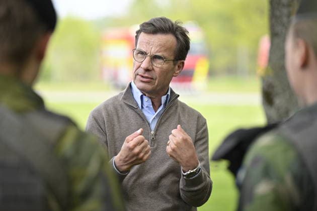 REVINGE, SWEDEN 20260521 Prime Minister Ulf Kristersson M talks to soldiers during a visit to the Civil Defense Agency MCF in Revinge, where he participated in various exercises where military and civil defense work together after bomb and missile attacks The visit to MCF was part of the NATO meeting in Helsingborg REVINGE SWEDEN x50090x  Copyright: xJohanxNilsson TTx NATOS UTRIKESMINISTERMÖTE REVINGE JT9H2HJ9-jY