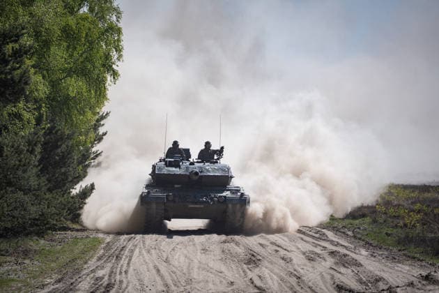 Leopard 2 main battle tank built by the armaments company KNDS at the Munster military training area in Lower Saxony during a demonstration of the Army Combat exercise on the occasion of the inaugural visit of the Federal Chancellor to the Army of the Bundeswehr at the Munster military training area in Lower Saxony on April 30, 2026, Munster Lower Saxony Germany Munst