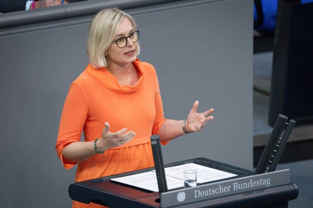 German Bundestag, 80th plenary session Dr Christiane Schenderlein Minister of State for Sport and Volunteering in portrait during speech on the agenda item Cohesion through commitment Volunteering at the 80th session of the German Bundestag in Berlin, 21 05 2026 Berlin Berlin Germany