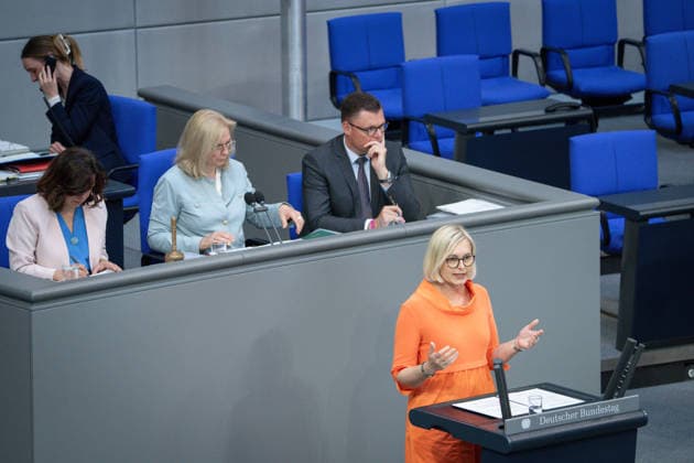 German Bundestag, 80th plenary session Dr Christiane Schenderlein Minister of State for Sport and Volunteering in portrait during speech on the agenda item Cohesion through commitment Volunteering at the 80th session of the German Bundestag in Berlin, 21 05 2026 Berlin Berlin Germany