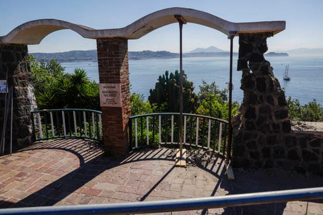 Bacoli, earthquake 4.4 Bacoli: following this morning™s earthquake at 5.50am, there are no major issues in the town; only in Via Ercole has a cornice fallen from a building. In photo The arch at the Valenzi viewpoint has been damaged _BPH6029 Copyright: xAntonioxBalascox
