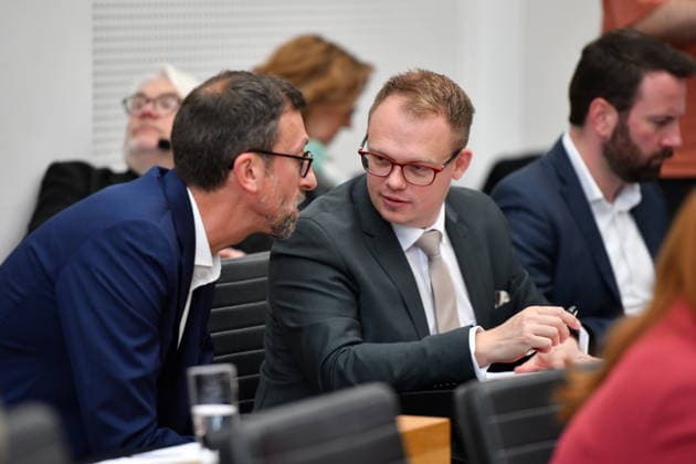 The plenary session took place in the Saarbrücken state parliament on Wednesday 20 05 2026 In the picture from left Frank Dieter Schmitt, MdL SPD and Timo P Gros, MdL CDU bub