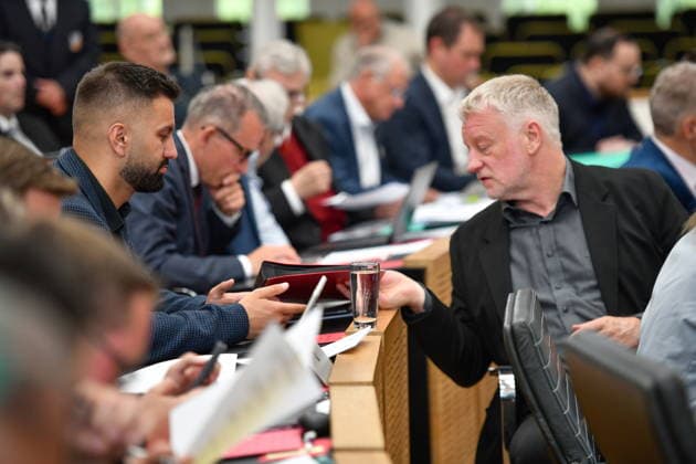 The plenary session took place in the Saarbrücken state parliament on Wednesday 20 05 2026 In the picture Damhat Sisamci, MdL SPD and Ulrich Commercon, MdL SPD bub