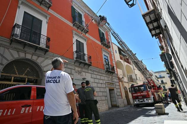 Photo IPP Felice De Martino Bacoli Naples 21 05 2026 Earthquake tremor in the Campi Flegrei area in the photo firefighters check damage to a building in Via Ercole Italy Photo Press World Copyrigh