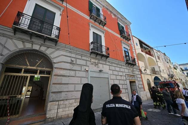 Photo IPP Felice De Martino Bacoli Naples 21 05 2026 Earthquake tremor in the Campi Flegrei area in the photo firefighters check damage to a building in Via Ercole Italy Photo Press World Copyrigh