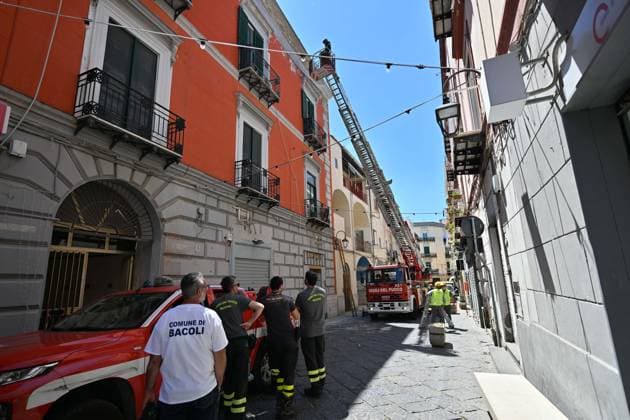 Photo IPP Felice De Martino Bacoli Naples 21 05 2026 Earthquake tremor in the Campi Flegrei area in the photo firefighters check damage to a building in Via Ercole Italy Photo Press World Copyrigh