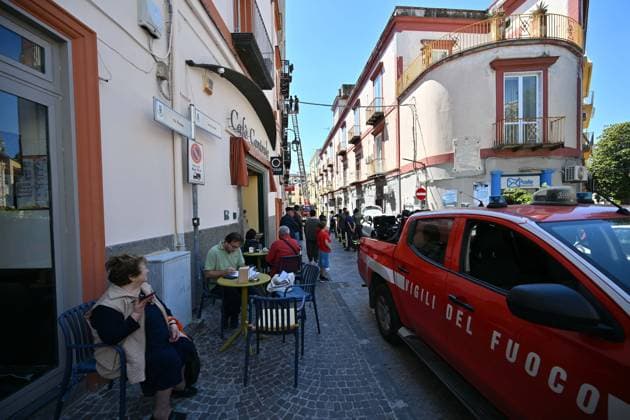 Photo IPP Felice De Martino Bacoli Naples 21 05 2026 Earthquake tremor in the Phlegraean Fields area in the photo some people sitting at the table cloths of a diner while firefighters check the damage to a building in Via Ercole Italy Photo Press World Copyrigh