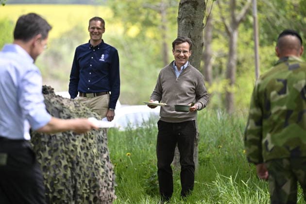 Ulf Kristersson, Prime Minister of Sweden, looks at Mark Rutte, Secretary General of NATO, as they are served pea soup and Swedish pancakes for lunch during a visit to the Swedish Civil Defence and Resilience Agency in Revinge, Lund, in Sweden on May 21, 2026, as part of the NATO meeting in Helsingborg, Sweden, May 21 22 2026 REVINGE SWEDEN x50090x  Copyright: xJohanxNilsson TTx NATO FOREIGN MINISTERS MEETING SWEDEN r41ukueOp5Q