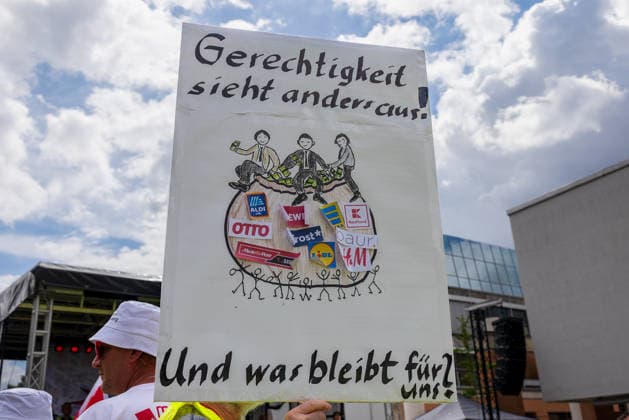 Bavaria-wide ver di retail strike starts with rally and demonstration, Nuremberg, 21 05 2026 Demonstration sign with the inscription Gerechtigkeit sieht anders aus And what remains for us in the ver di warning strike in Bavarian retail Logos of retail chains such as Aldi, Lidl, Rewe, Kaufland, Otto, H M and Media Markt can be seen on the sign N 20260521-1V9A8565-M4000