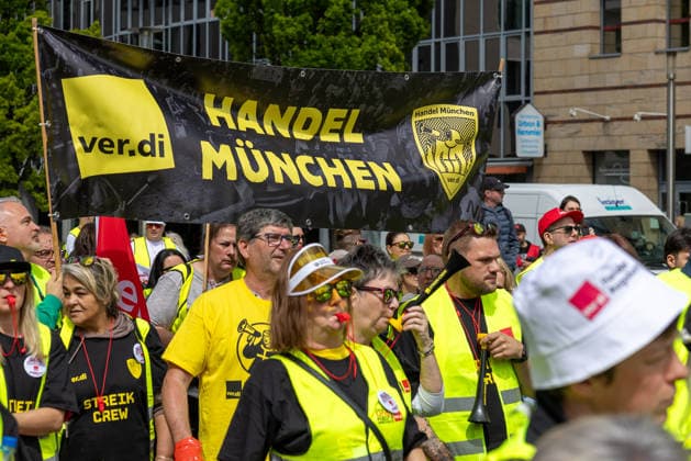 Bavaria-wide ver di trade strike starts with rally and demonstration, Nuremberg, 21 05 2026 Striking workers from the Bavarian retail sector demonstrate under a ver di banner Handel Munich The participants wear yellow high-visibility vests and black strike crew shirts of the trade union ver di Nuremberg Kornmarkt Bavaria Germany 20260521-1V9A8580-M4000