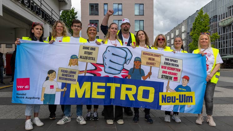 Bavaria-wide ver di trade strike starts with rally and demonstration, Nuremberg, 21 05 2026 Striking Metro workers from Neu Ulm hold a ver di banner with demands for fair wages and fair conditions Background are ongoing collective bargaining in the Bavarian retail, shipping, wholesale and foreign trade Nuremberg Kornmarkt Bavaria Germany 20260521-1V9A8594-M4000