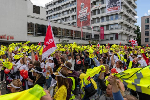 Bavaria-wide ver di trade strike starts with rally and demonstration, Nuremberg, 21 05 2026 Employees from the Bavarian retail, shipping, wholesale and foreign trade sectors wave yellow high-visibility vests and ver di flags at the central strike rally The background is ongoing collective bargaining for higher wages and better training conditions Nu 20260521-1V9A8666-M4000