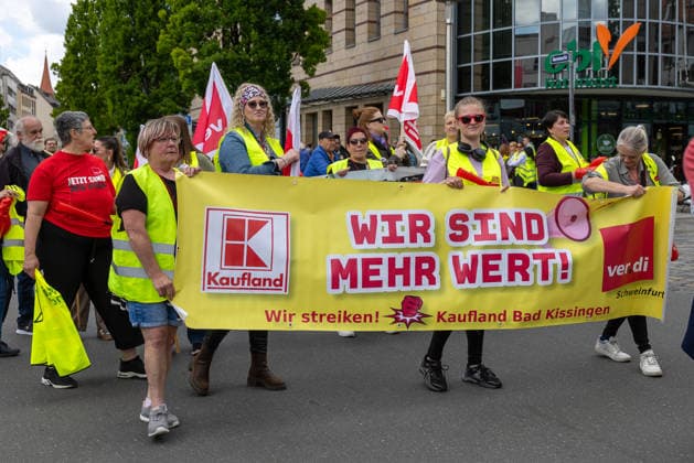 Bavaria-wide ver di trade strike starts with rally and demonstration, Nuremberg, 21 05 2026 Employees of Kaufland Bad Kissingen carry a strike banner with the inscription We are worth more at a demonstration Organized by ver di Schweinfurt, they are striking for higher wages in Bavarian retail and wholesale Nuremberg Kornmarkt Bavaria Germany 20260521-1V9A8677-M4000