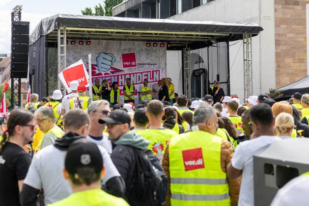 Bavaria-wide ver di trade strike starts with rally and demonstration, Nuremberg, 21 05 2026 Numerous strikers in yellow ver di high-visibility vests follow the rally on the central rally square ver di had called employees from over 130 Bavarian retail and shipping companies to the warning strike Nuremberg Kornmarkt Bavaria Germany 20260521-1V9A8567-M4000