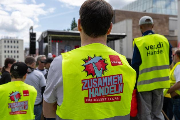 Bavaria-wide ver di trade strike starts with rally and demonstration, Nuremberg, 21 05 2026 Participants in the ver di strike rally wear yellow high-visibility vests with the print Act together for better tariffs Employees from over 130 companies in Bavarian retail, shipping, wholesale and foreign trade followed the strike call of the union Nurem 20260521-1V9A8569-M4000