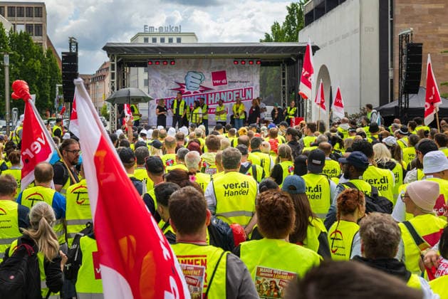 Bavaria-wide ver di trade strike starts with rally and demonstration, Nuremberg, 21 05 2026 Participants in the ver di warning strike in Bavarian trade follow the rally on the open-air site Employees from over 130 companies throughout Bavaria demand higher wages, better training allowances and a pensionable minimum income Nuremberg Kornmarkt Bavaria German 20260521-1V9A8574-M4000