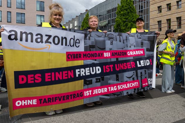 Bavaria-wide ver di trade strike starts with rally and demonstration, Nuremberg, 21 05 2026 Amazon employees hold a ver di protest banner with the slogan Des einen Freud ist unser Leid without a collective agreement every day is bad They demand higher wages and a collective agreement as part of the Bavaria-wide trade strike Nuremberg Kornmarkt Bavaria Germany 20260521-1V9A8583-M4000