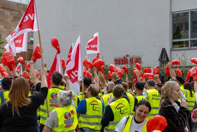 Bavaria-wide ver di trade strike starts with rally and demonstration, Nuremberg, 21 05 2026 Striking workers from the Bavarian retail, shipping, wholesale and foreign trade sectors demonstrate with ver di flags and red foam boxing gloves for higher wages and better training allowances Ver di had called workers from over 20260521-1V9A8599-M4000
