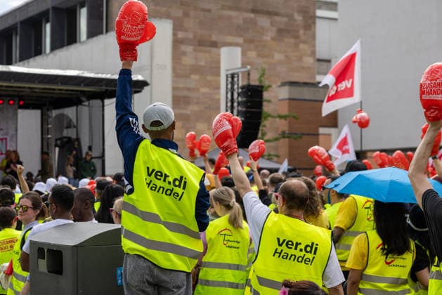 Bavaria-wide ver di trade strike starts with rally and demonstration, Nuremberg, 21 05 2026 Participants in a ver di strike rally in the Bavarian trade sector hold up red foam box hearts with the inscription Zusammenhandel (trade together) in the air Employees from over 130 companies went on strike for higher wages and better training allowances Nuremberg 20260521-1V9A8601-M4000