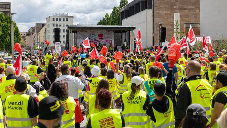 Bavaria-wide ver di trade strike starts with rally and demonstration, Nuremberg, 21 05 2026 Strike rally by ver di Handel Bayern Hundreds of employees from retail, shipping, wholesale and foreign trade demonstrate in yellow high-visibility vests in front of a stage for higher wages, better training allowances and a pensionable minimum income Nurember 20260521-1V9A8605-M4000