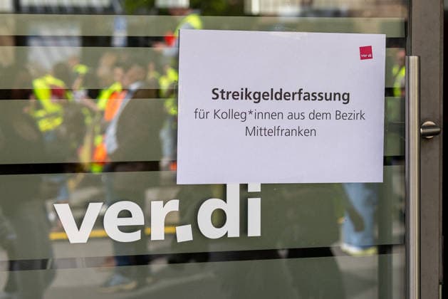 Bavaria-wide ver di trade strike starts with rally and demonstration, Nuremberg, 21 05 2026 Sign for collecting strike money for colleagues from the district of Middle Franconia at the entrance door of the ver di office In the background you can see strikers in high-visibility vests Nuremberg Kornmarkt Bavaria Germany 20260521-1V9A8611-M4000
