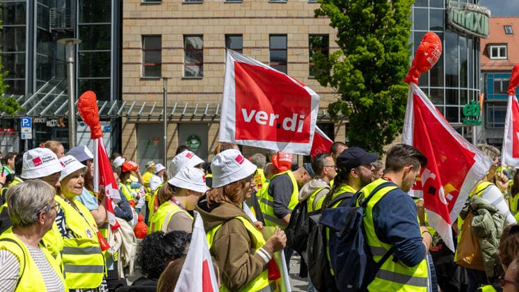 Bavaria-wide ver di trade strike starts with rally and demonstration, Nuremberg, 21 05 2026 Employees from the Bavarian retail, shipping, wholesale and foreign trade sectors demonstrate with ver di flags and yellow high-visibility vests for higher wages and better training allowances ver di had called employees from over 130 companies to strike 20260521-1V9A8616-M4000