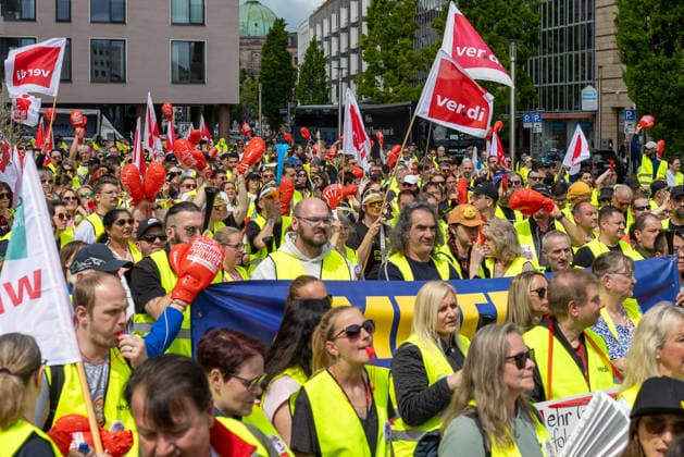 Bavaria-wide ver di trade strike starts with rally and demonstration, Nuremberg, 21 05 2026 Hundreds of employees from the Bavarian retail, shipping, wholesale and foreign trade sectors demonstrate with ver di flags and high-visibility vests for higher wages, better training allowances and a pensionable minimum income Nuremberg Kornmarkt Bavaria Germany 20260521-1V9A8637-M4000