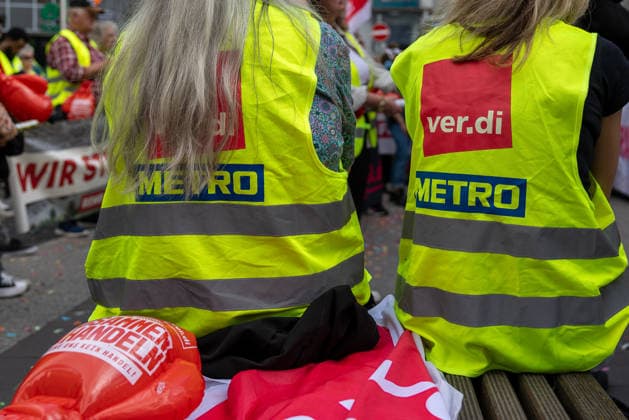 Bavaria-wide ver di trade strike starts with rally and demonstration, Nuremberg, 21 05 2026 Two strikers wear yellow high-visibility vests with the logos of ver di and Metro In the background are other strike participants and a banner with the inscription Wir st Nuremberg Kornmarkt Bavaria Germany 20260521-1V9A8641-M4000