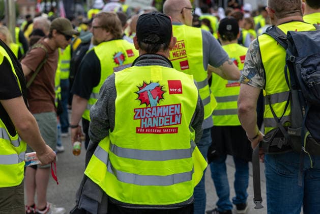Bavaria-wide ver di retail strike starts with rally and demonstration, Nuremberg, 21 05 2026 Strikers in the retail sector wear yellow ver di high-visibility vests with the slogan Act together for better pay rates Ver di had called on employees from over 130 Bavarian companies to strike for higher wages and better training allowances Nuremberg Kornmarkt Ba 20260521-1V9A8643-M4000