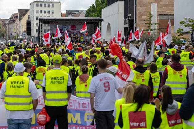 Bavaria-wide ver di trade strike starts with rally and demonstration, Nuremberg, 21 05 2026 Hundreds of workers from the Bavarian retail, mail order, wholesale and foreign trade sectors gather for the central strike rally of the ver di trade union Speakers speak on a stage in front of the crowd, which waves ver di flags and carries banners Nuremberg 20260521-1V9A8645-M4000