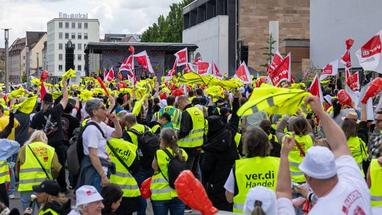 Bavaria-wide ver di trade strike starts with rally and demonstration, Nuremberg, 21 05 2026 Participants in a ver di strike wave flags and wear yellow high-visibility vests with the inscription ver di Handel at the central rally Workers from over 130 Bavarian companies went on strike for higher wages and better training allowances Nuremberg Kornmar 20260521-1V9A8656-M4000
