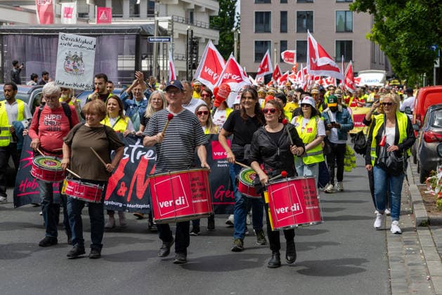 Bavaria-wide ver di trade strike starts with rally and demonstration, Nuremberg, 21 05 2026 Strike march by ver di through the city center Employees from the Bavarian retail, shipping, wholesale and foreign trade demonstrate with drums and ver di flags for higher wages and better training allowances Nuremberg Kornmarkt Bavaria Germany 20260521-1V9A8693-M4000