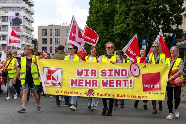 Bavaria-wide ver di retail strike starts with rally and demonstration, Nuremberg, 21 05 2026 Striking retail workers march through the city center with ver di flags and a Kaufland banner with the inscription We are worth more Ver di had called for a Bavaria-wide strike in retail, shipping, wholesale and foreign trade Nuremberg Kornmarkt Bavaria Germa 20260521-1V9A8709-M4000