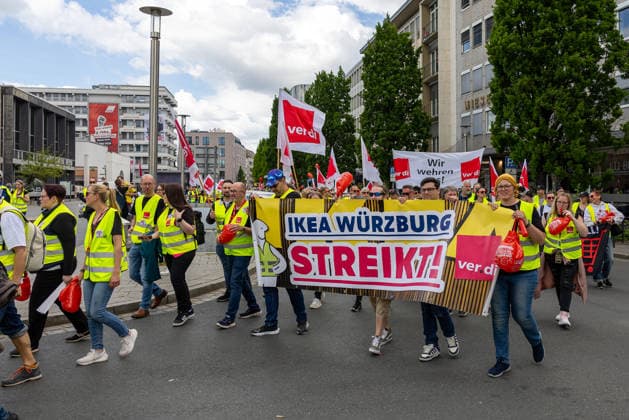 Bavaria-wide ver di retail strike starts with rally and demonstration, Nuremberg, 21 05 2026 Striking retail workers march through the city center with an IKEA Würzburg strike banner and ver di flags The background is ongoing collective bargaining for higher wages and better training allowances Nuremberg Kornmarkt Bavaria Germany 20260521-1V9A8733-M4000