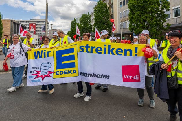 Bavaria-wide ver di trade strike starts with rally and demonstration, Nuremberg, 21 05 2026 Employees of Edeka Monheim march through the city center with a ver di strike banner Background are collective bargaining in the Bavarian retail, shipping, wholesale and foreign trade Nuremberg Kornmarkt Bavaria Germany 20260521-1V9A8746-M4000