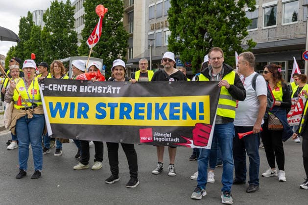 Bavaria-wide ver di trade strike starts with rally and demonstration, Nuremberg, 21 05 2026 Strikers from the E Center Eichstätt carry a banner with the inscription We are on strike at a ver di demonstration Employees from over 130 Bavarian companies protest for higher wages and better training allowances Nuremberg Kornmarkt Bavaria Germany 20260521-1V9A8751-M4000