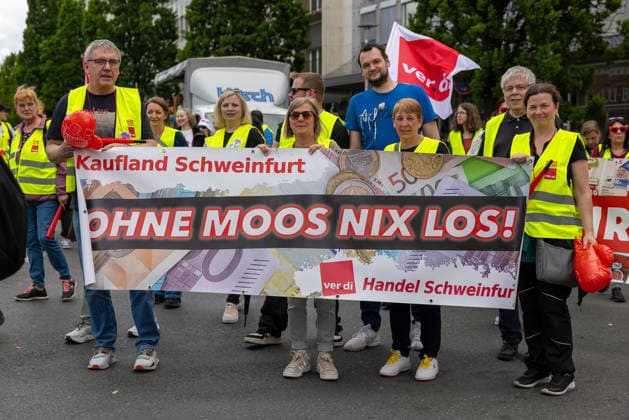 Bavaria-wide ver di retail strike starts with rally and demonstration, Nuremberg, 21 05 2026 Kaufland employees carry a ver di banner with the inscription Ohne Moos nix los at the strike demonstration The background is collective bargaining in the Bavarian retail sector for higher wages and better training allowances Nuremberg Kornmarkt Bavaria Germany 20260521-1V9A8752-M4000