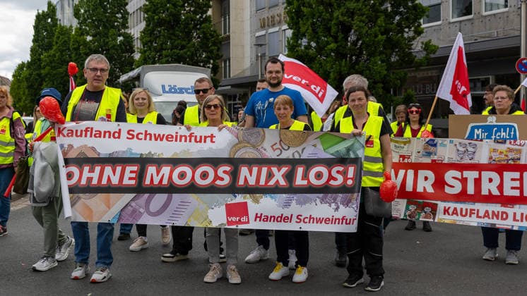 Bavaria-wide ver di retail strike starts with rally and demonstration, Nuremberg, 21 05 2026 Striking Kaufland employees carry a ver di banner with the inscription Ohne Moos nix los at the demonstration The background is ongoing collective bargaining in Bavarian retail and wholesale Nuremberg Kornmarkt Bavaria Germany 20260521-1V9A8754-M4000