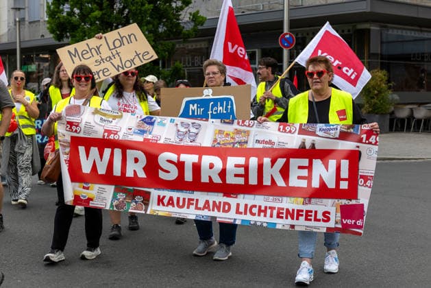 Bavaria-wide ver di trade strike starts with rally and demonstration, Nuremberg, 21 05 2026 Striking employees of Kaufland Lichtenfels carry a ver di banner with the inscription Wir Streiken through the city center Further participants hold signs with demands for higher wages Nuremberg Kornmarkt Bavaria Germany 20260521-1V9A8757-M4000