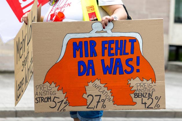 Bavaria-wide ver di trade strike starts with rally and demonstration, Nuremberg, 21 05 2026 Strikers in Bavarian trade hold self-made protest signs with the inscriptions Mir fehlt da was was and references to price increases for electricity 51 , inflation 2.7 and petrol 42 ver di had called workers from over 130 companies to stri 20260521-1V9A8760-M4000
