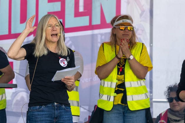 Bavaria-wide ver di trade strike starts with rally and demonstration, Nuremberg, 21 05 2026 Silke Zimmer, Head of the Trade Department and member of the ver di Federal Executive Board, speaks at the central strike rally of the ver di trade union In the background, stewards in high-visibility vests Nuremberg Kornmarkt Bavaria Germany 20260521-286A7523-M4000