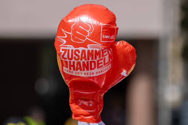 Bavaria-wide ver di trade strike starts with rally and demonstration, Nuremberg, 21 05 2026 Inflatable ver di boxing glove with the inscription Gemeinsam handeln Ohne uns kein Handel during a strike by employees in Bavarian retail, shipping, wholesale and foreign trade Nuremberg Kornmarkt Bavaria Germany 20260521-286A7531-M4000