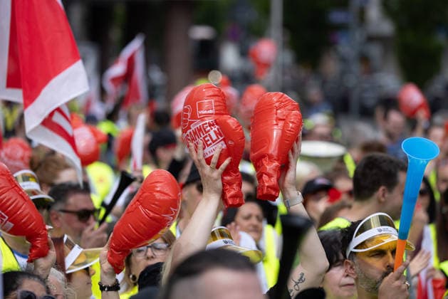 Bavaria-wide ver di trade strike starts with rally and demonstration, Nuremberg, 21 05 2026 Participants of a ver di strike rally hold inflatable red boxing gloves with the inscription Gemeinsam handeln in die Hohe Employees from over 130 Bavarian retail companies demonstrate for higher wages and better training conditions Nuremberg Kornmark 20260521-286A7546-M4000