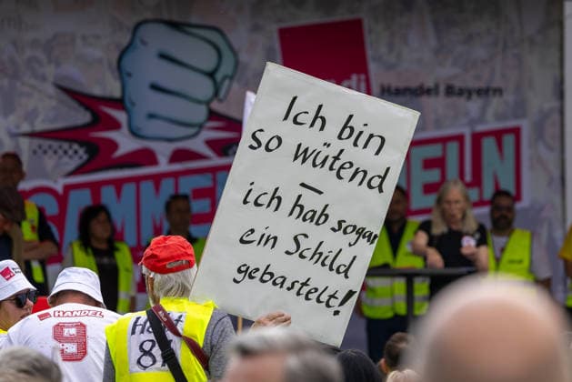 Bavaria-wide ver di trade strike starts with rally and demonstration, Nuremberg, 21 05 2026 Striking trade workers at the ver di rally A participant holds a protest sign with the inscription Ich bin so wütend ich habe sogar ein Schild gebastelt In the background a ver di banner trade Bavaria Nuremberg Kornmarkt Bavaria Germany 20260521-286A7551-M4000