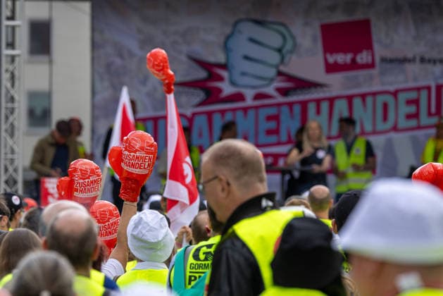 Bavaria-wide ver di trade strike starts with rally and demonstration, Nuremberg, 21 05 2026 Participants in a ver di strike rally hold up inflatable boxing gloves with the slogan Acting together Employees from over 130 Bavarian retail companies went on strike for higher wages and better training allowances Nuremberg Kornmarkt Bavaria Germany 20260521-286A7553-M4000