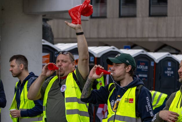 Bavaria-wide ver di trade strike starts with rally and demonstration, Nuremberg, 21 05 2026 Striking workers in high-visibility vests blow whistles at the central ver di rally Companies from the retail, shipping, wholesale and foreign trade sectors took part in the Bavaria-wide strike for higher wages and better training allowances Nuremberg Korn 20260521-286A7556-M4000