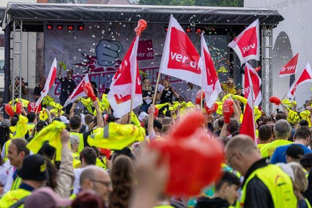 Bavaria-wide ver di trade strike starts with rally and demonstration, Nuremberg, 21 05 2026 Workers from the Bavarian retail, shipping, wholesale and foreign trade sectors demonstrate at a ver di rally for higher wages and better training allowances Participants in high-visibility vests wave ver di flags, confetti falls on the stage Nuremberg Korn 20260521-286A7559-M4000