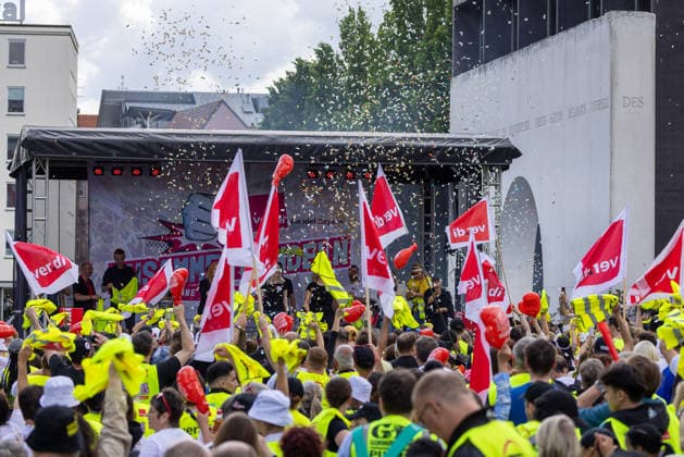 Bavaria-wide ver di trade strike starts with rally and demonstration, Nuremberg, 21 05 2026 Participants in the central ver di strike rally wave union flags, confetti flies over the crowd Employees from over 130 companies in the Bavarian retail, shipping, wholesale and foreign trade sectors went on strike for higher wages and bette 20260521-286A7563-M4000